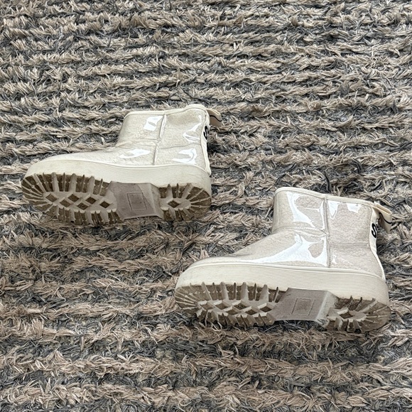 Steve Madden Cream Ankle Boots with Water-Proof Clear Cover Design, Size 6 - Picture 8 of 9